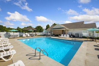 Columbia Woods Apartments in Norton, OH - Foto de edificio - Building Photo