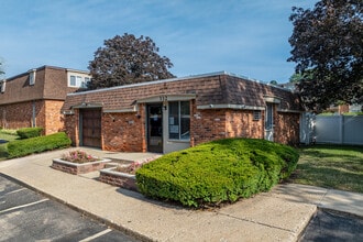 Whitehall Apartments in Kalamazoo, MI - Foto de edificio - Building Photo