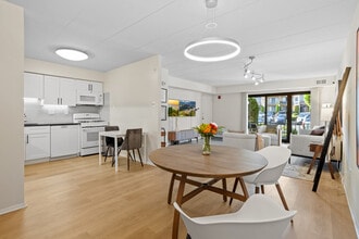 Ambassador Apartments in Philadelphia, PA - Foto de edificio - Building Photo