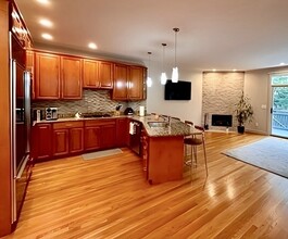 28 Tanglewood Rd in Newton, MA - Foto de edificio - Building Photo