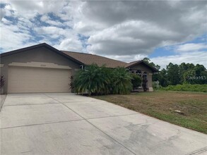 5003 Charmer Ln in North Port, FL - Foto de edificio - Building Photo