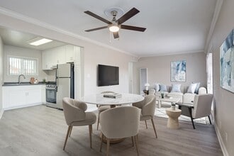 The Village Apartments in Carlsbad, CA - Foto de edificio - Building Photo