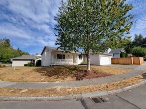 2964 Sprague St in Port Orchard, WA - Foto de edificio - Building Photo
