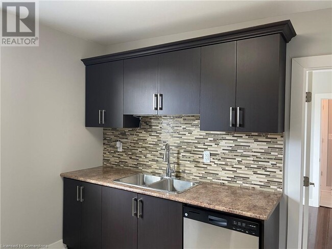 1544 King St E in Hamilton, ON - Building Photo - Building Photo