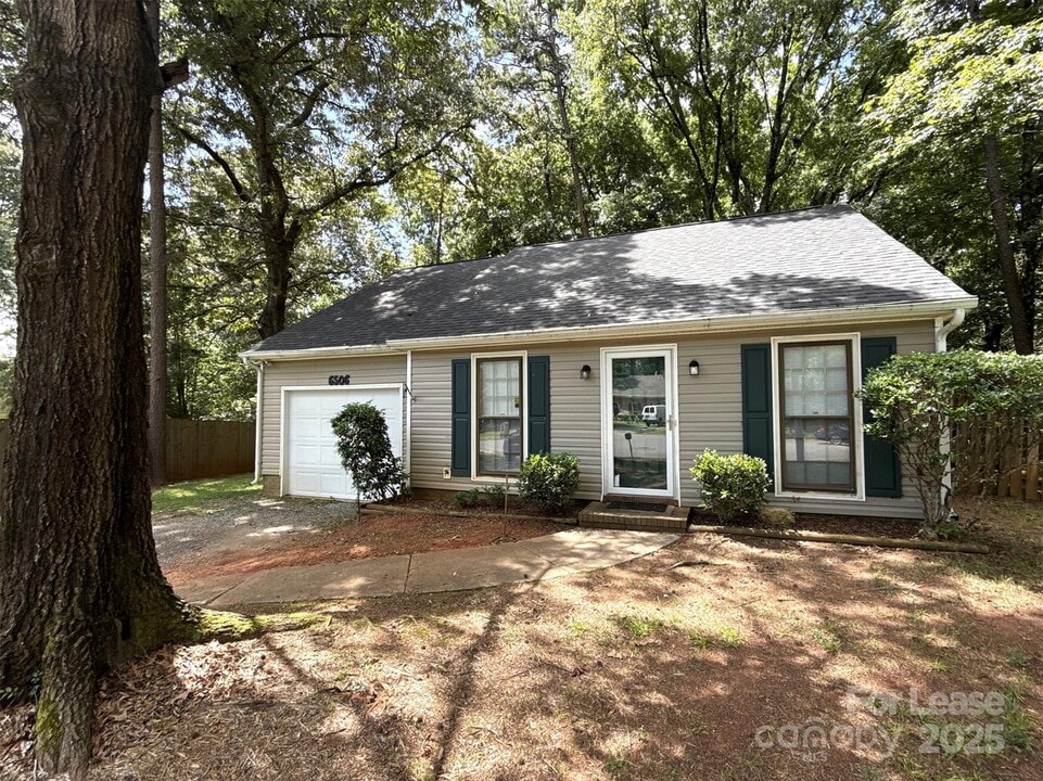 6506 Doubletree Dr in Charlotte, NC - Building Photo