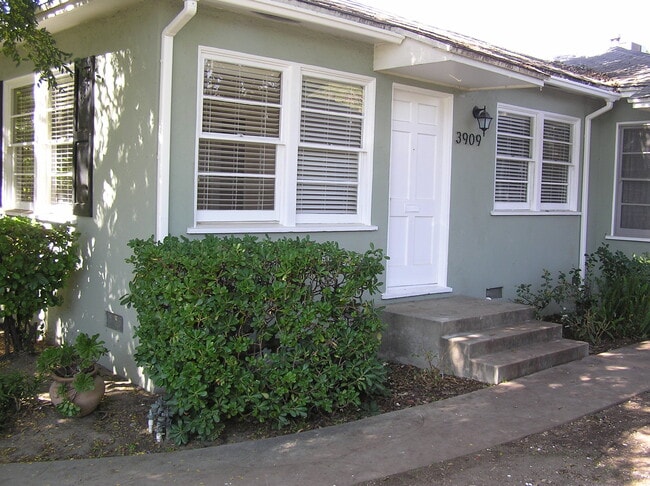 3909 W Chandler Blvd in Burbank, CA - Foto de edificio - Building Photo