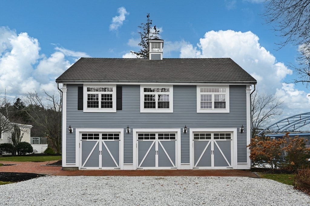 1 Deer Island St in Amesbury, MA - Building Photo