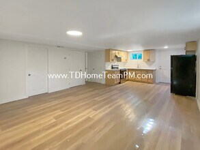 10228 4th Ave S-Unit -B in Seattle, WA - Building Photo - Building Photo