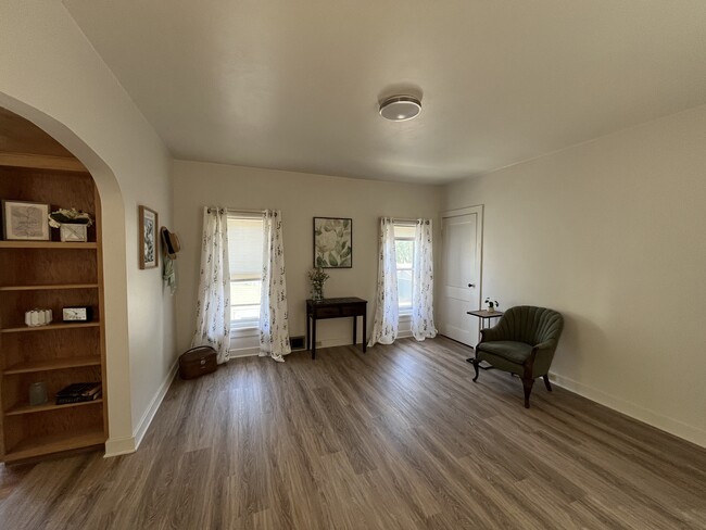 439 W 14th Ave, Unit A in Oshkosh, WI - Building Photo - Building Photo
