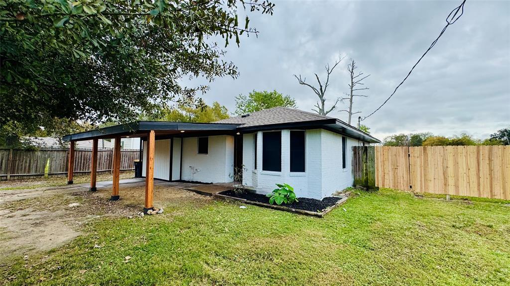 1008 Wheeler St in Anahuac, TX - Building Photo