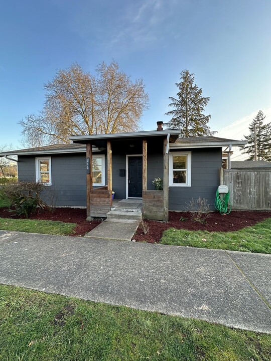 216 4th Ave SE in Puyallup, WA - Building Photo