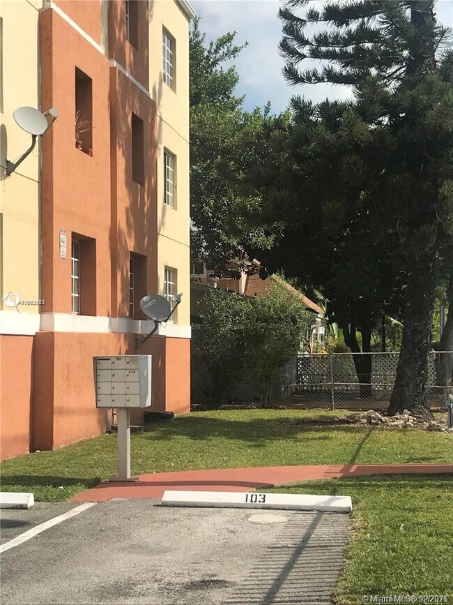 519 SW 2nd St-Unit -102 in Miami, FL - Building Photo - Building Photo