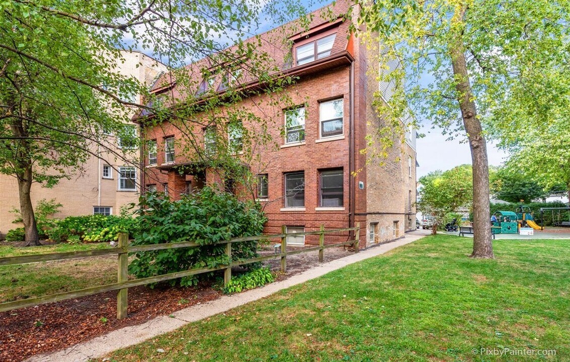 643 Hinman Ave in Evanston, IL - Building Photo