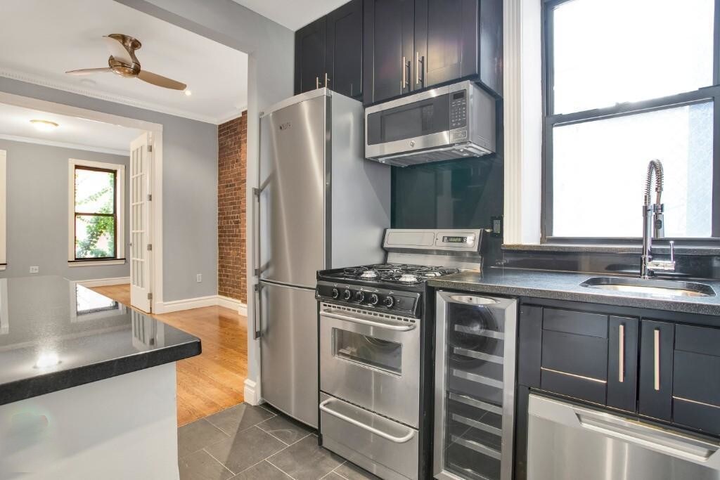 721 10th Ave in New York, NY - Building Photo