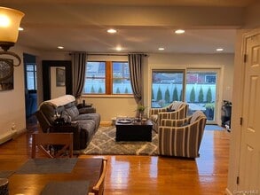 169 N Manhattan Ave in Massapequa, NY - Foto de edificio - Building Photo