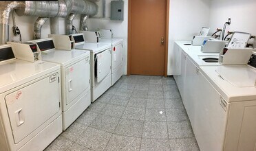 305 E 95th St in New York, NY - Foto de edificio - Building Photo