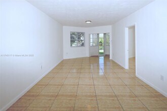 1671 NE Miami Gardens Dr in North Miami Beach, FL - Building Photo - Building Photo