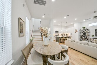 718 W Donovan St in Houston, TX - Foto de edificio - Building Photo