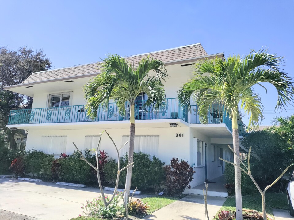 301 S Lakeside Dr in Lake Worth Beach, FL - Building Photo