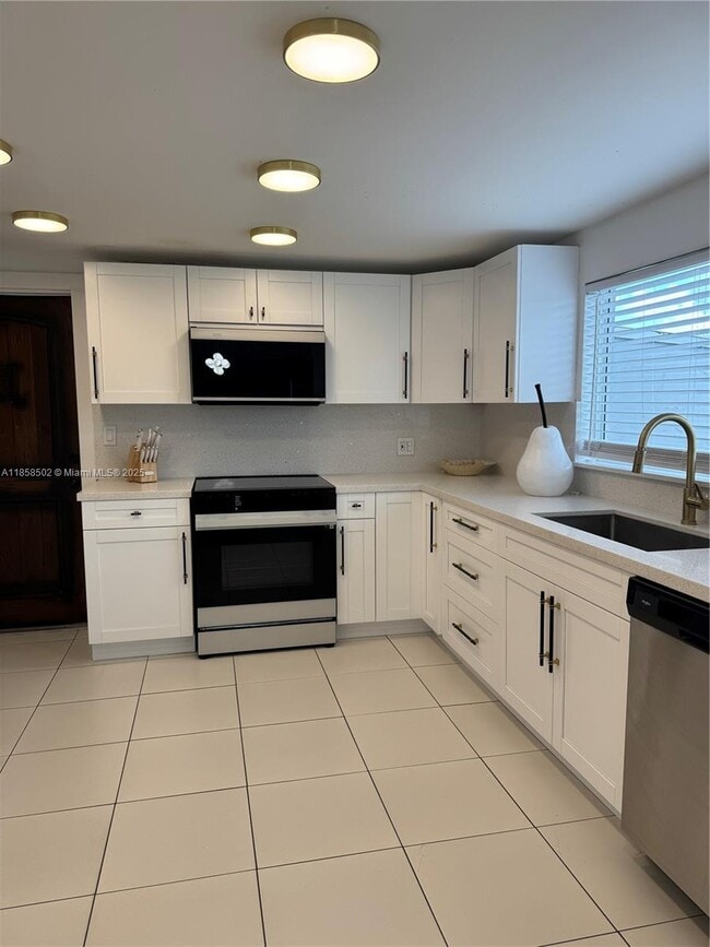 1301 Grouper Dr in Marathon, FL - Building Photo - Building Photo