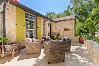 968 Mulberry Ave in New Braunfels, TX - Building Photo - Building Photo