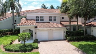 700 L'Ambiance Cir in Naples, FL - Building Photo