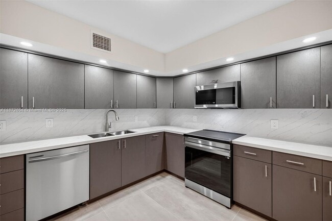 2812 N 46th Ave in Hollywood, FL - Building Photo - Building Photo