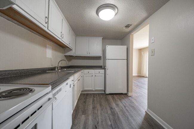 500 Umstead Dr in Chapel Hill, NC - Foto de edificio - Building Photo