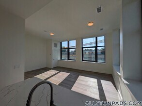 1079 Commonwealth Ave in Boston, MA - Building Photo - Building Photo