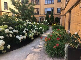 3417 W Drummond Pl, Unit G in Chicago, IL - Building Photo