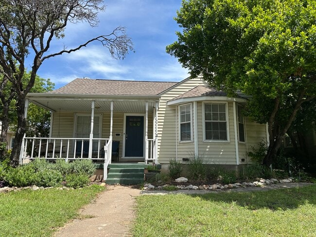 property at 4624 Calmont Ave