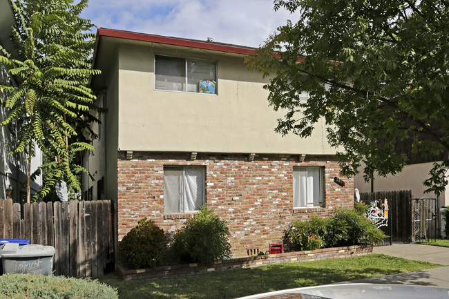 2411 T St in Sacramento, CA - Foto de edificio - Building Photo