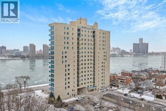 1225 Riverside Dr W in Windsor, ON - Foto de edificio - Building Photo