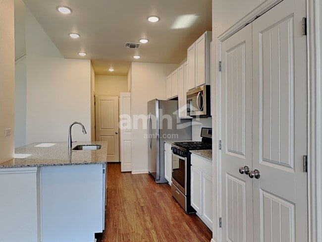 2716 Geronimo Creek in New Braunfels, TX - Foto de edificio - Building Photo