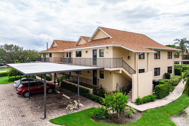 Bayside Villas in Naples, FL - Building Photo - Building Photo