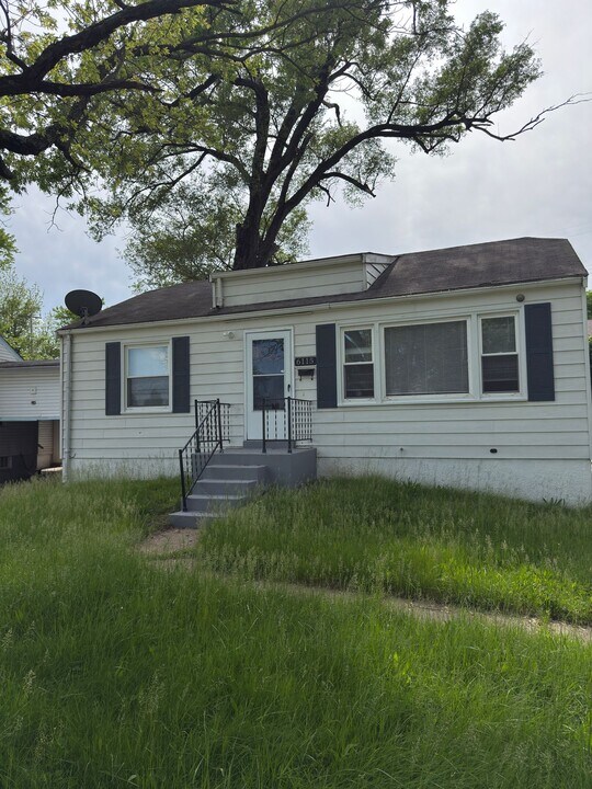 6115 Avila Dr in Berkeley, MO - Building Photo