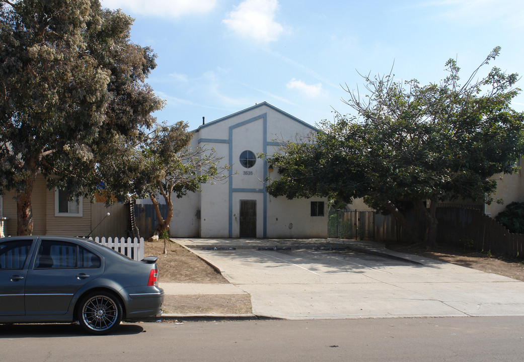 3535 Van Dyke Ave in San Diego, CA - Foto de edificio