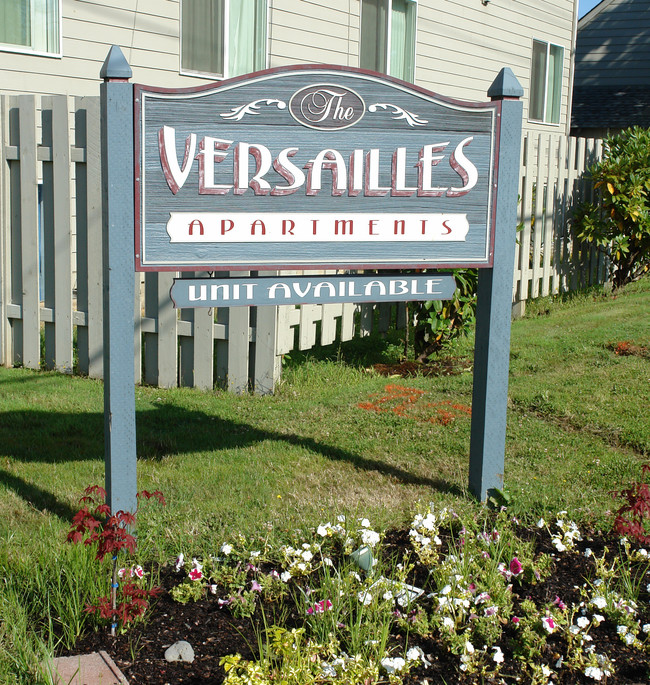 The Versailles Apartments in Salem, OR - Building Photo - Building Photo