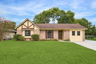 108 Annette Ln in Friendswood, TX - Building Photo