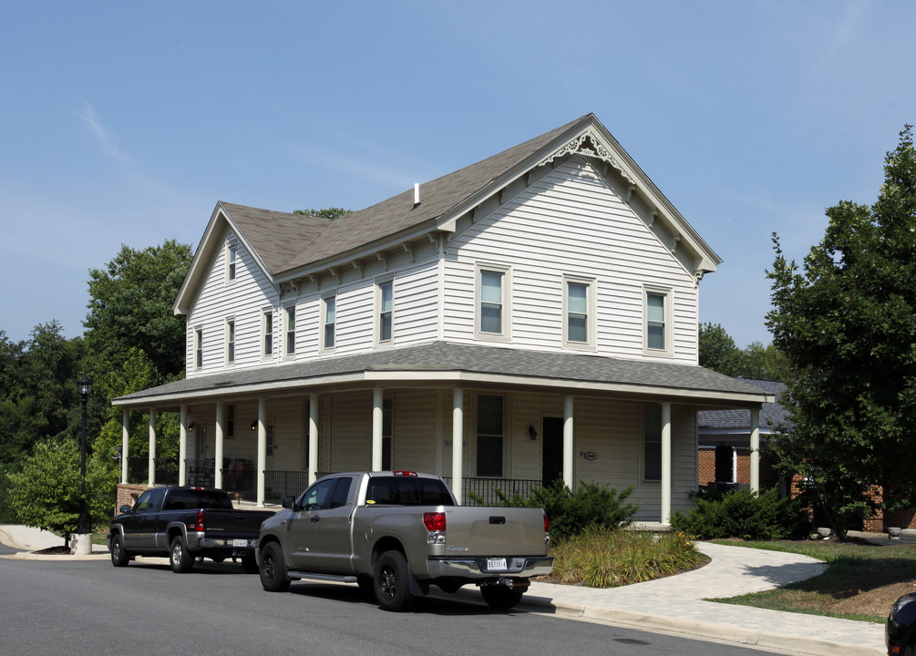 124 N Main St in Bowling Green, VA - Building Photo