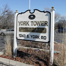 York Tower in Bensenville, IL - Foto de edificio - Building Photo