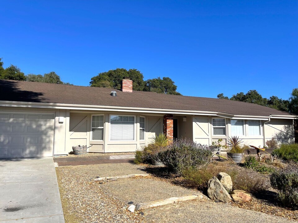 3010 Oak Pointe Dr in Lompoc, CA - Building Photo