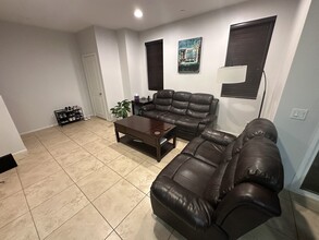 315 Royal Gln in Escondido, CA - Building Photo - Building Photo