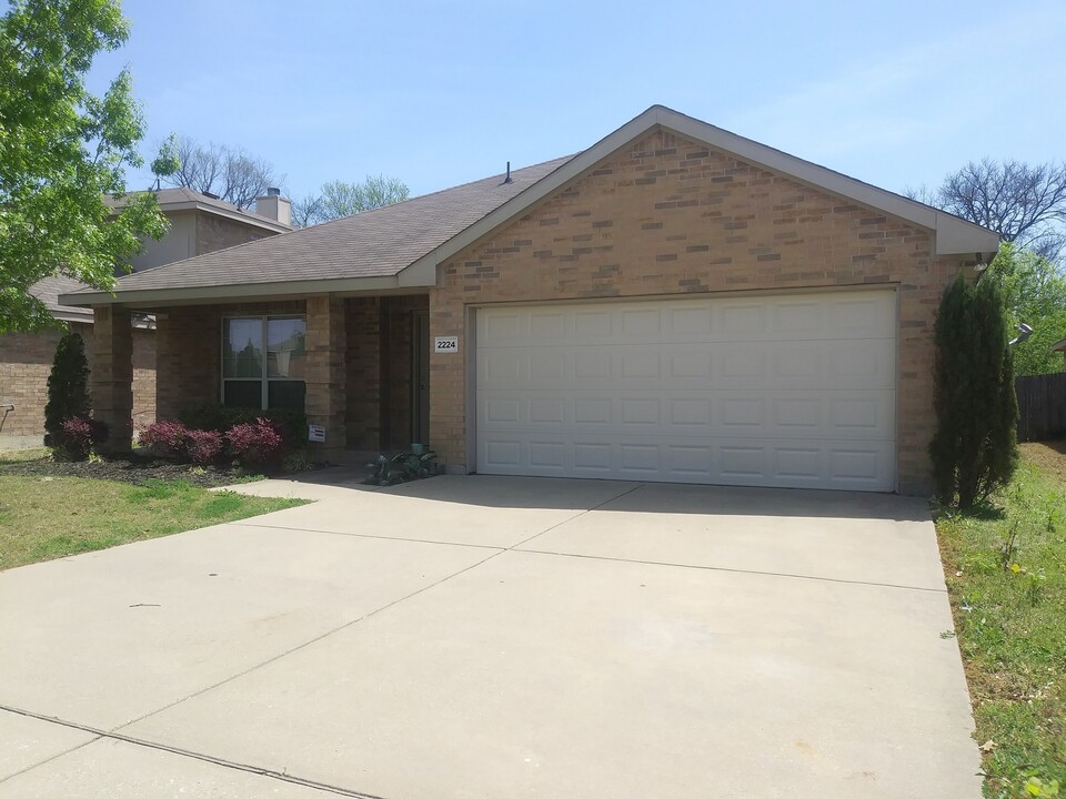 2224 Hummingbird Way in Mesquite, TX - Building Photo