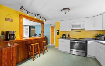 85 Summit Ave in West Warwick, RI - Foto de edificio - Building Photo