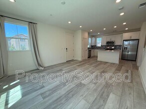 2044 Daimler St in Lathrop, CA - Foto de edificio - Building Photo