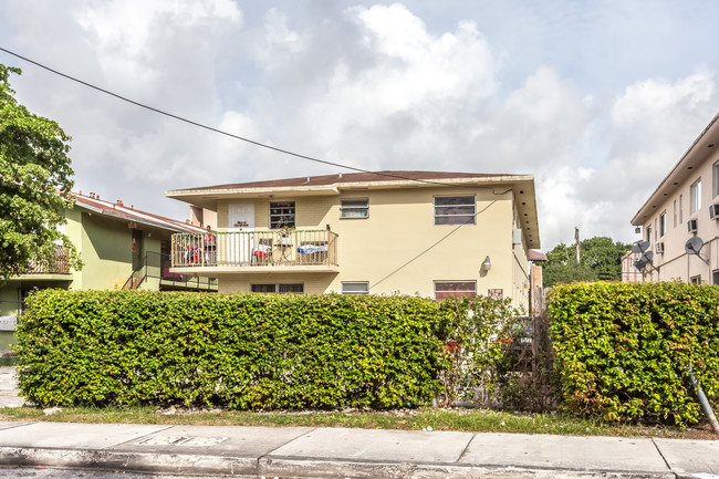 735 SW 5th St in Miami, FL - Building Photo - Primary Photo