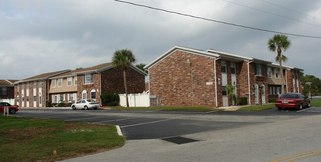 Colonial Townhouses in South Daytona, FL - Building Photo - Building Photo