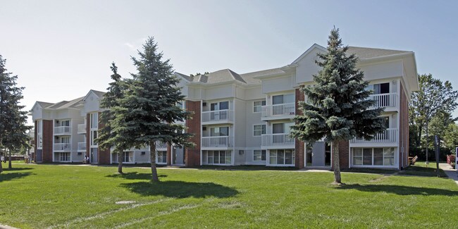 Newport Apartments in Clinton Township, MI - Foto de edificio - Building Photo