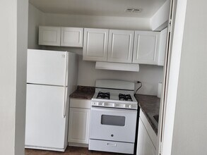 16W470 Lake Dr, Unit 16W481 Lake Dr. #24-103 in Willowbrook, IL - Building Photo - Building Photo